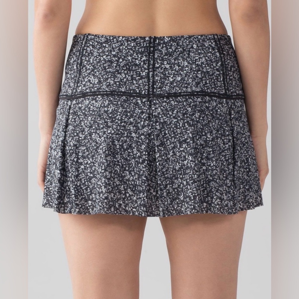 Lululemon Lost In Pace Skirt Regular Daisy‎ Dust Alpine White Black size 10